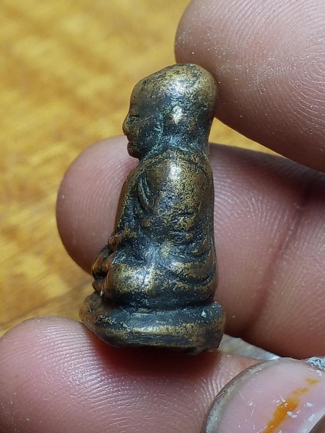 หลวงพ่อเงินพิมพ์ขี้ตา