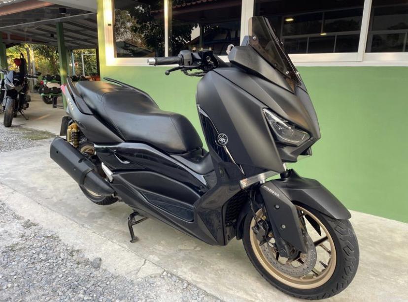 YAMAHA XMAX 300 สีดำเท่สุดๆ 2