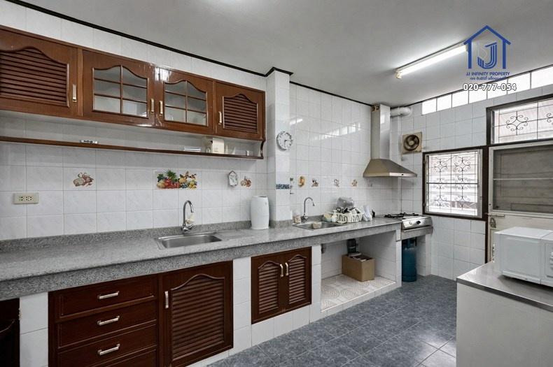 ขายทาวน์โฮม 2 ชั้น หมู่บ้านอยู่เจริญ หลังมุม ซอยอินทามระ 41 ใกล้MRT สุทธิสาร 5