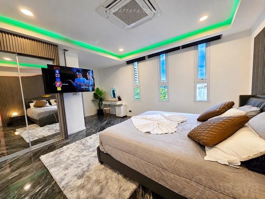 For Rent 200sqm — Luxury Beachfront Condo at Musselana Jomtien condo on Jomtien Beach with direct beach access. Just 0 steps to the sea 15