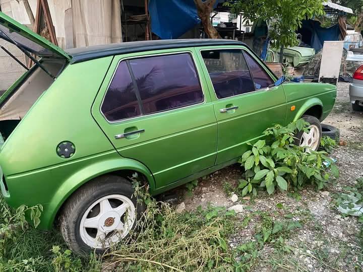 Volkswagen Golf สีเขียว