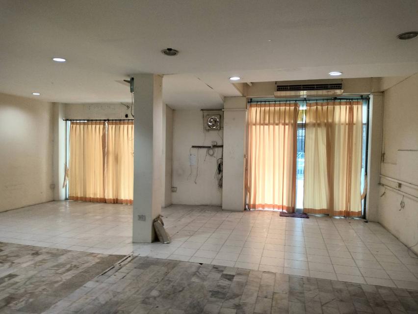 อาคารพาณิชย์3ชั้นครึ่ง  ถนนนวมินทร์  สอบถามโทร.082-441-7954 Kใหม่ 5