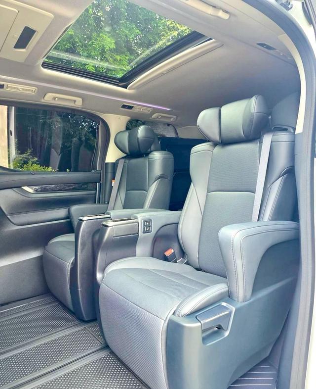 Toyota ALPHARD 2.5SC PACKAGE สีขาว ปี 2023 ไมล์ 17,000 กม.  12