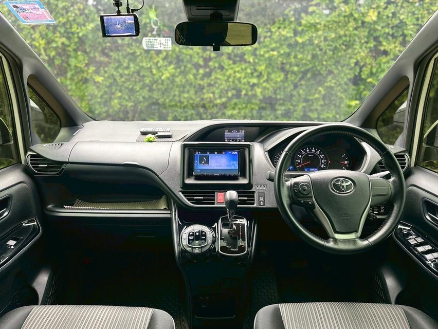 TOYOTA VOXY 2.0 ZS MPV  17