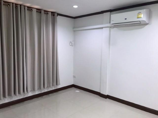 ห้เช่าบ้านเดี่ยวถ.รัชดา18ที่ดิน50ตร.วมี4นอน2น้ำแอร์5เครื่องจอดรถ2คันใกล้รร.จันทร์หุ่นและMRTห้วยขวางเช่า35,000บาทถนนประชา 3