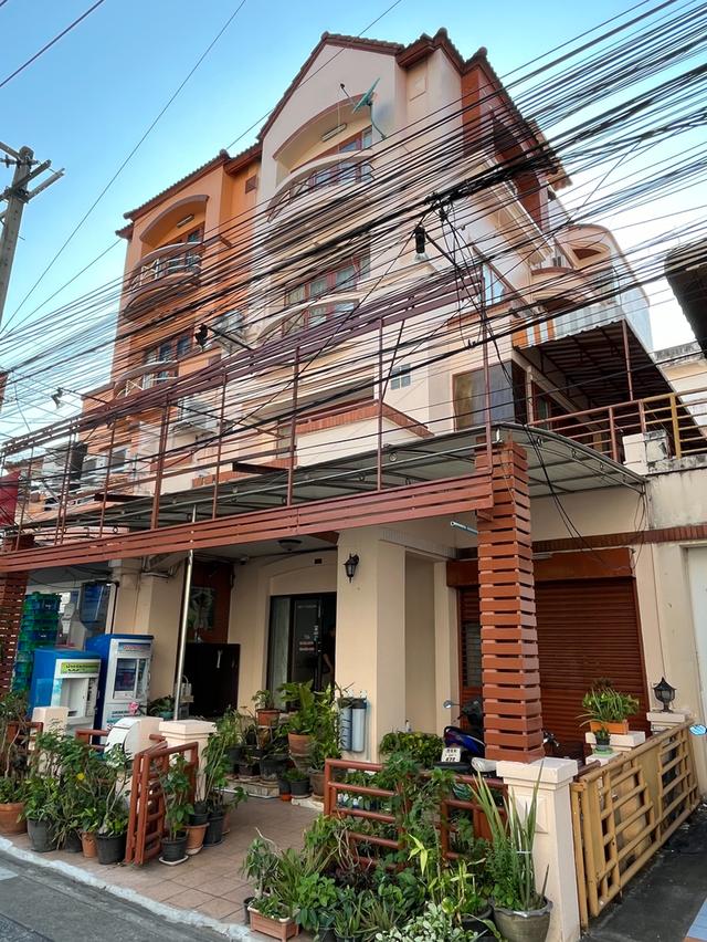 ขายถูก ทาวน์เฮ้าส์ 4 ชั้น บ้านสวนซื่อตรง ลาดพร้าว 87 ซอยประดิษฐมนูธรรม ซ. 10 ถนนเลียบทางด่วนรามอินทรา เขตวังทองหลาง กทม. 2