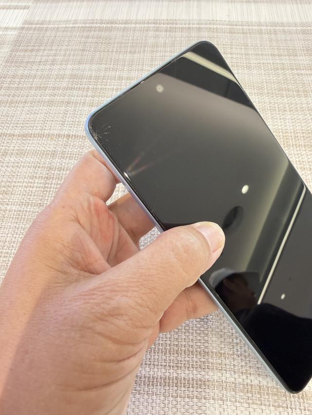 OPPO A3x หน้าจอมีรอยร้าวด้านบนซ้ายมือไม่มีผลต่อการใช้งาน