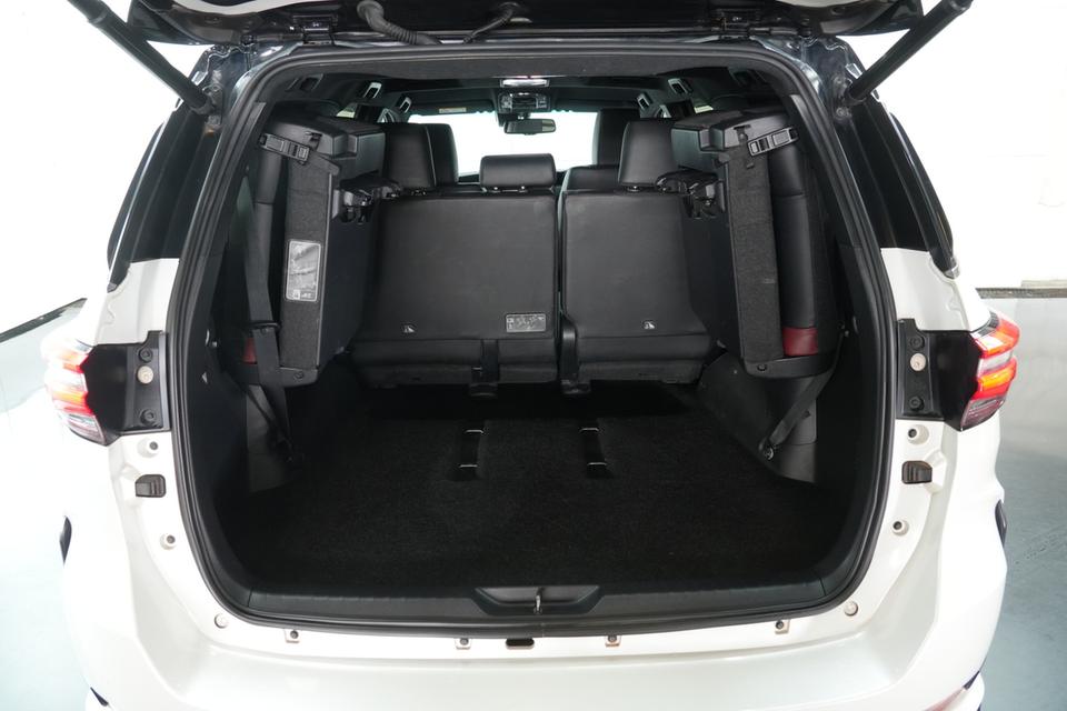 2022 TOYOTA FORTUNER 2.4 LEGENDER BLACK TOP 4WD SUV สีขาว-ดำ เลขไมล์ 34323 กม. 10