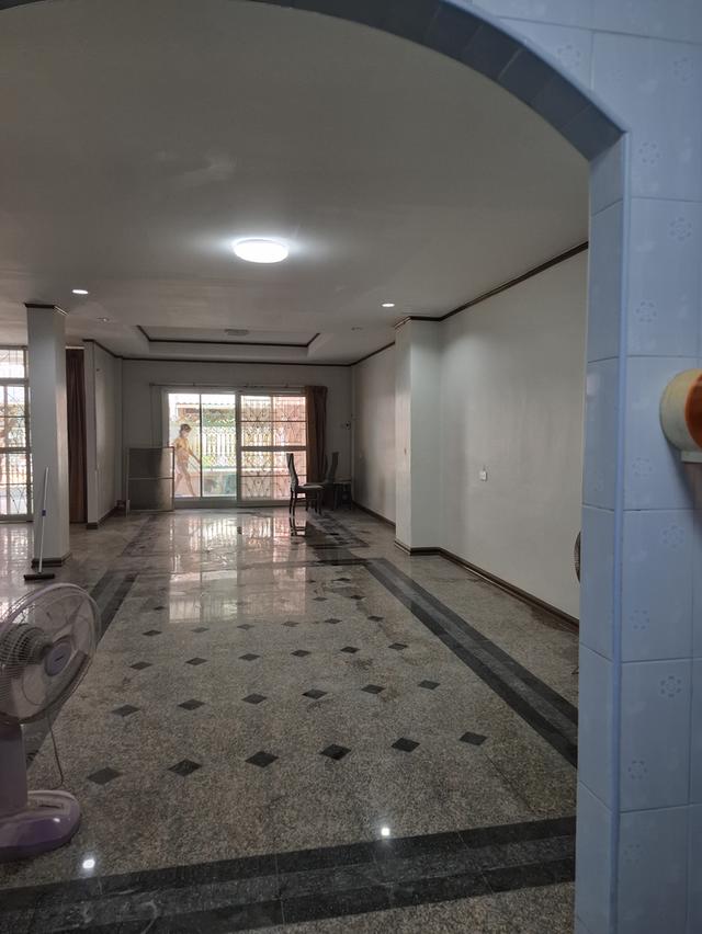 ทาวน์เฮ้าส์ 3 ชัั้น 2 หลังทะลุถึงกัน อยู่ในหมู่บ้านสินทวีสวนธน 1 9