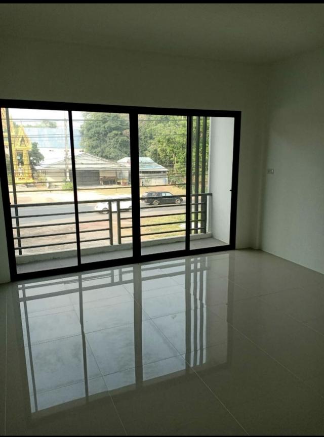 อาคารพาณิชย์ 3 ชั้นติดถนนใหญ่ 10