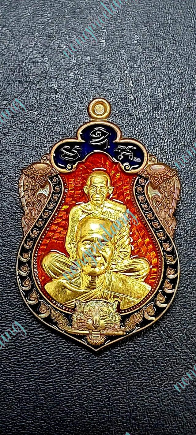 หลวงพ่อทอง สุทฺธสีโลเหรียญเสมา เสือ ๓ พยัคฆ์บูชาครูคู่ปฐพีเนื้อชนวนผิวรุ้ง หน้ากากทองทิพย์ คุ้ยพื้นลงยาส้มซุ้มน้ำเงิน ขอบน้ำเงินหลังเสือขาบDาบเลข ๘๔ 