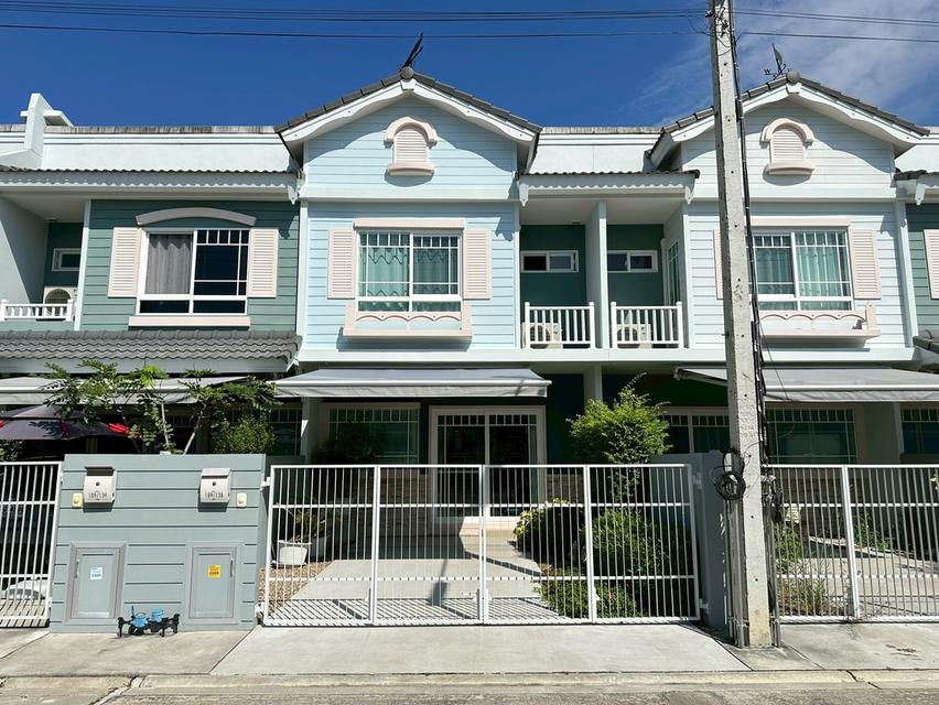 ให้เช่าทาวน์โฮมสองชั้น 2 ห้องนอน 3 ห้องน้ำ 1 ห้องรับแขก 1 ห้องครัว 1 ที่จอดรถ ขนาดที่ดิน 20 ตรว. พื้นที่ใช้สอย 89 ตรม. ให้เช่าราคา 20,000