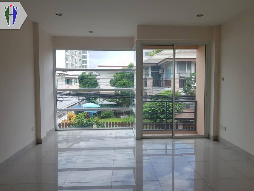 อาคารพาณิชย์ ในซอยเขาตาโลพัทยา ให้เช่า • ชั้นที่ 1 สามารถทำการค้าได้ ,ขนาด 18 ตรว. • ชั้นที่ 2 แบ่งเป็นห้อง สามารถทำเป็นออฟฟิศ หรือห้องพักอาศัยได้ ไ 10