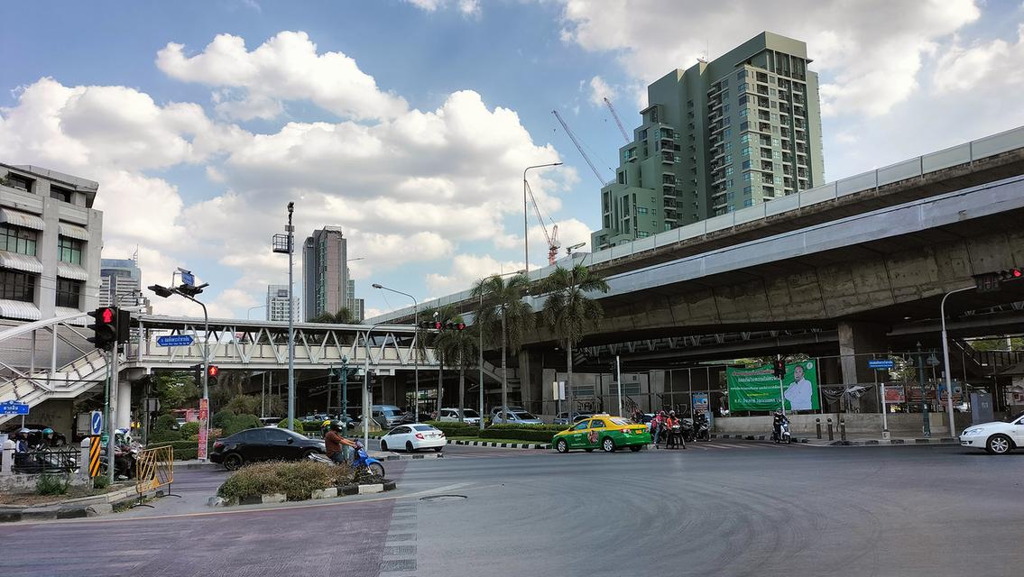 ขายที่ดินพร้อมบ้านไม้เก่า 1 หลัง เขตกรุงเทพฯชั้นใน ถนนตากสิน-สาทร วงเวียนใหญ่-สำเหร่ 102 ตรว. 1