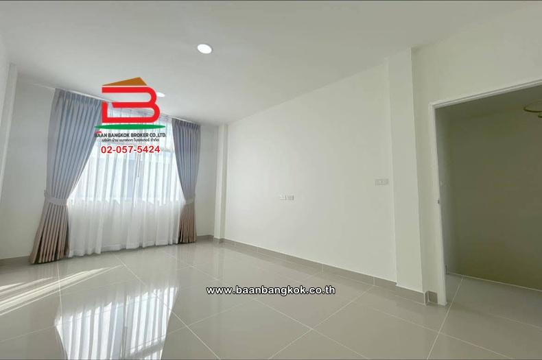 ทาวน์เฮาส์ โครงการ โนโววิลล์ ลำลูกกาคลอง 3 เนื้อที่ 20.2 ตรว. ซอยเลียบคลอง 3 ถนนลำลูกกา ตำบลลาดสวาย อำเภอลำลูกกา จังหวัดปทุมธานี 13