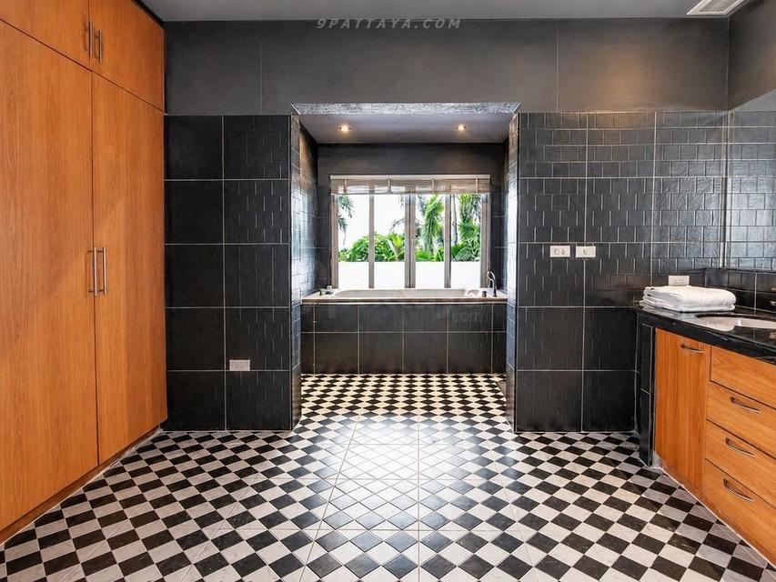 Siam Royal View Pattaya, an exclusive residential project positioned on one of Pattaya’s high viewpoints. Spacious private residence with large living 11