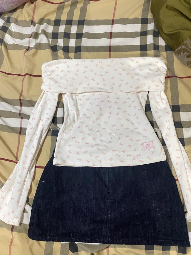 เสื้อปาดไหล่ซินเทจมือ1ห้อยป้ายมีตำหนิรอยปื้อน กระโปรงยีนส์น้ำเงินเข้มสวยมากก 2