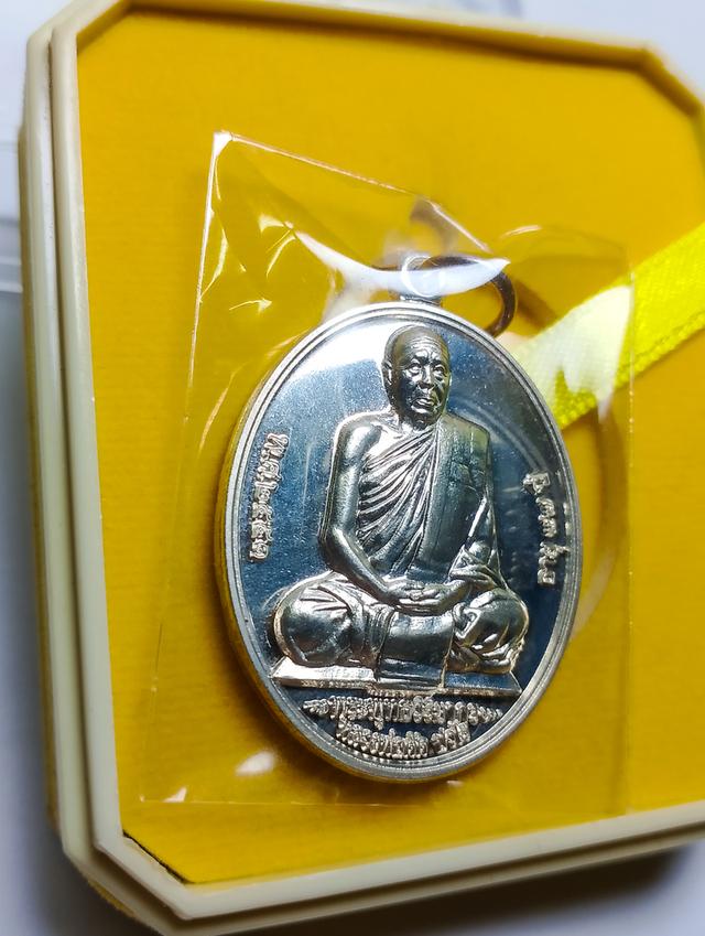 เหรียญเลื่อนสมณศักดิ์ นั่งเต็มองค์ หลวงพ่อตัด วัดชายนา ปี2551