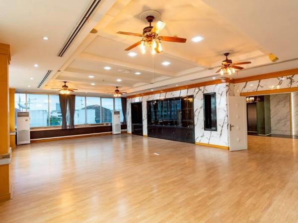ให้เช่าออฟฟิศ อาคารสำนักงาน ตกแต่งหรูหราย่านทาวน์อินทาวน์ พื้นที่ใช้สอย 1,500 ตรม. พิกัด ถนนประดิษฐ์มนูธรรม ใกล้เลียบด่วนรามอินทรา 7