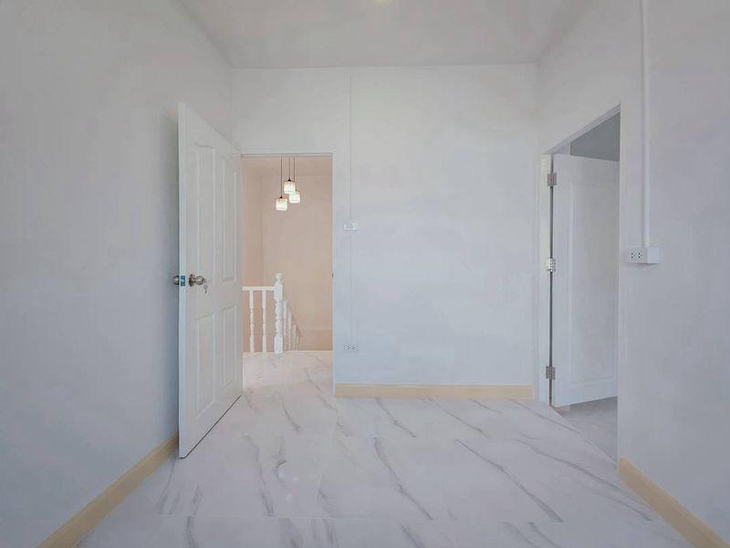 หมู่บ้านบัวทองธานีพาร์ค  (ตรงข้ามสมบัติบุรี) นนทบุรีทาวน์เฮาส์ 2 ชั้น หลังมุมใน  มีพื้นที่ระเบียงนั่งพักผ่อนหรือจัดสวนเล็กๆ ได้ ตกแต่งใหม่พร้อมอยู่ 11