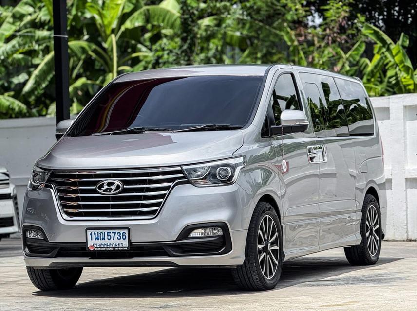 ปี 2018 HYUNDAI H1, DELUXE โฉม ปี18-ปัจจุบันสีเทา เกียร์ออโต้ เครื่องดีเซล มือเดียวป้ายแดง