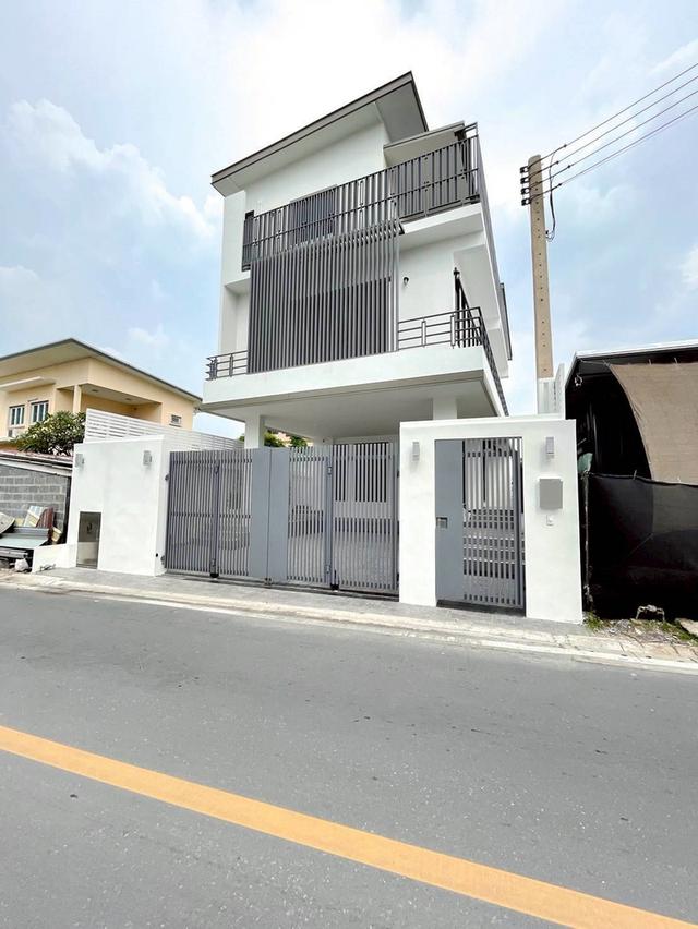 ขายทาวน์โฮม 3 ชั้น ใกล้หมู่บ้านนักกีฬาแหลมทอง บ้านรีโนเวทใหม่พร้อมอยู่ (N.1874) 1