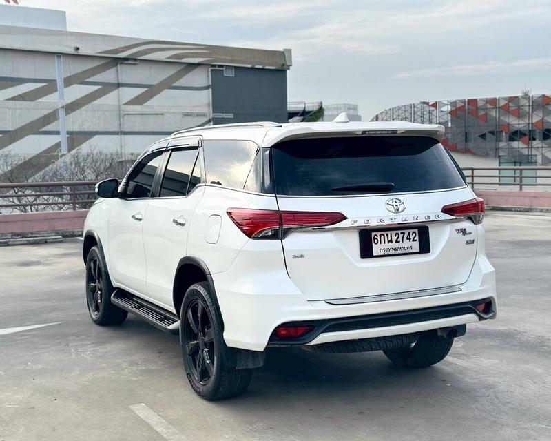 Toyota Fortuner 2.8 TRD เกียร์ออโต้ 4WD สีขาวมุก ปี 2017 จด2017 แท้ 8
