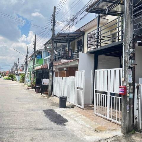 PB5831 ขายทาวน์เฮ้าส์ ซอยวัชรพล3 หมู่บ้านร็อคการ์เด้นโฮม2 บ้านรีโนเวทใหม่ 2