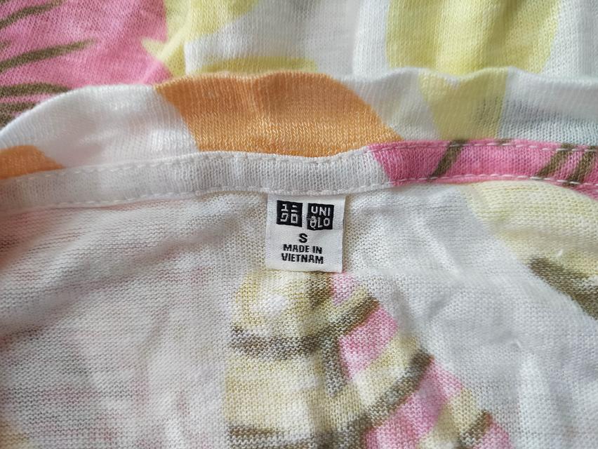 USED Uniqlo - White Leaves Crop T-Shirt | เสื้อครอปสีขาว สีชมพู เสื้อยืด ลายดอก โอเวอร์ไซส์ แขนสั้น คอกลม แท้ มือสอง