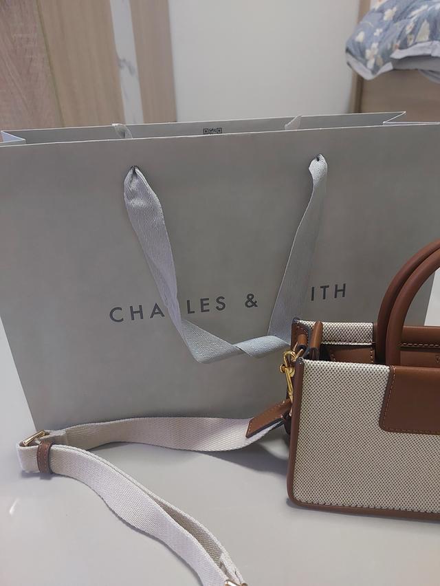 กระเป๋า สะพาน charles & keith รุ่น itzy