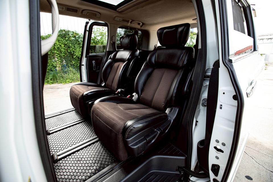 Nissan Elgrand 2.5 ปี 2012 สีขาว 7 ที่นั่ง ประตูสไลด์ไฟฟ้า 12