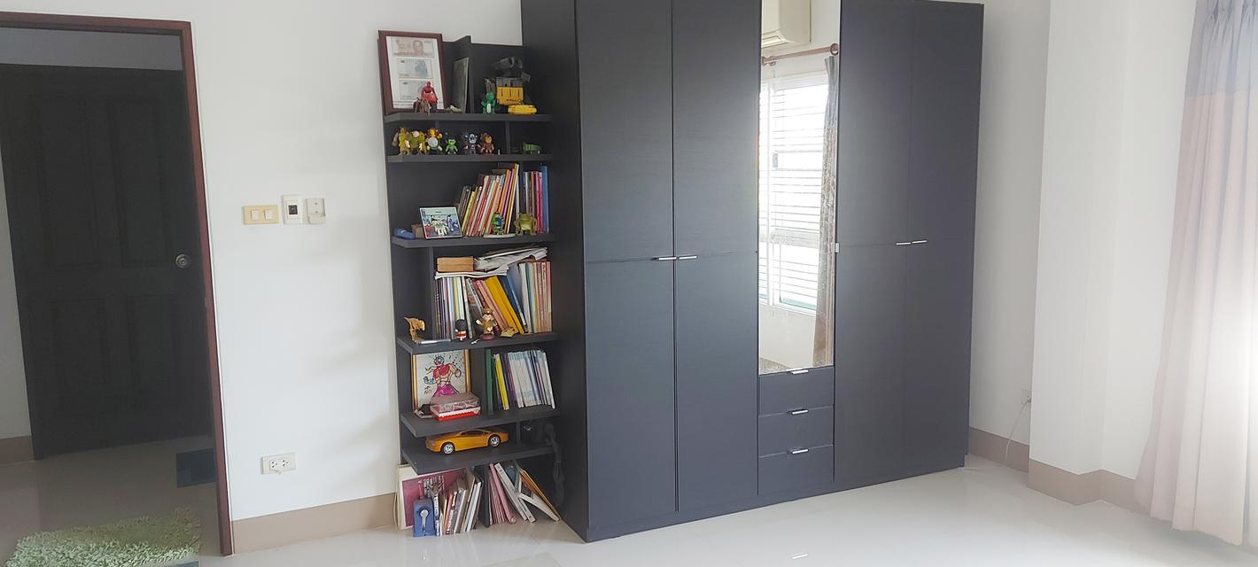 บ้านเดี่ยว 2 ชั้น 5 ห้องนอน 4 ห้องน้ำ ห้องครัว ห้องรับแขก  ระเบียงดาดฟ้า บ่อปลาคราฟ ปั้มน้ำ ถ้งเก็บน้ำ ซักล้าง สวน แอร์ 5 ตัว มุ้งลวดพร้อมม่าน 13