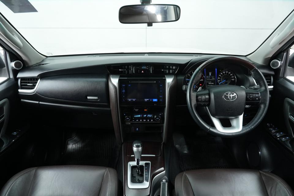 2017 TOYOTA FORTUNER 2.4 V 4WD SUV สีขาว ไมล์ 184315 กม. 7