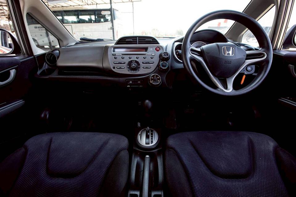 Honda Jazz 1.5S ปี 2014 สีเทา เกียร์ออโต้ มือเดียวป้ายแดง 15