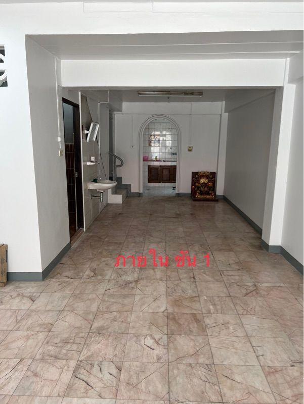 ให้เช่าอาคารพาณิชย์ 3 ชั้นครึ่ง หมู่บ้านรุ่งกิจวิลล่า7 ถนนร่มเกล้า42 เขตลาดกระบัง จังหวัดกรุงเทพ  3