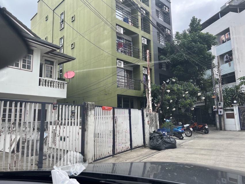 ขายบ้าน 2 หลังติด หลังวิทยาลัยจันทรเกษม รัชดาภิเษก พื้นที่ 73 ตร.ว. ราคา 11 ลบ. สนใจติดต่อ ปุ้ย 08-9920-9893 ไอดี dpawadee 3