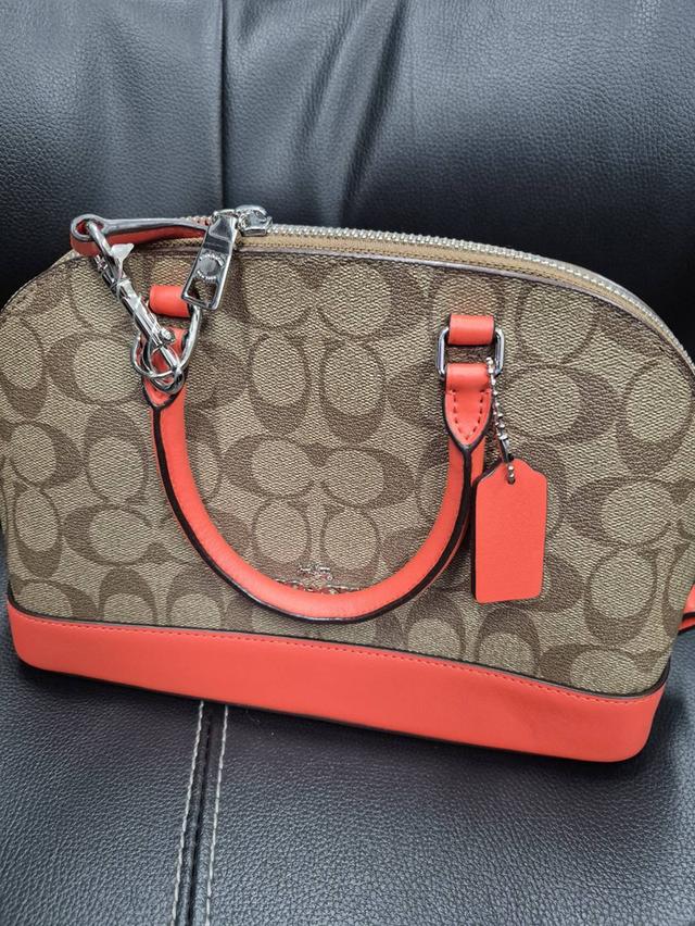 กระเป๋าสะพายยี่ห้อcoach รูปที่ 4