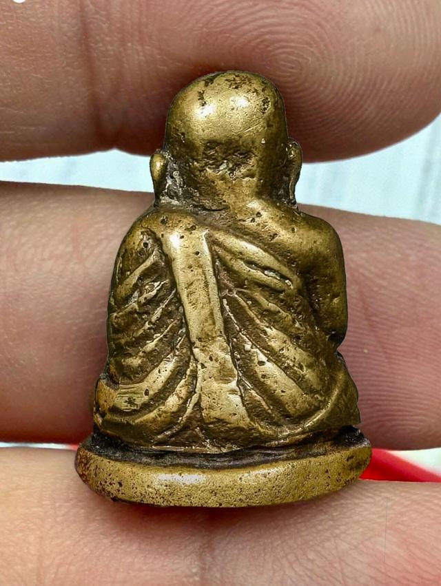 หลวงพ่อเงินพิมพ์นิยมราคาแบ่งปัน 3,500 บาทครับ