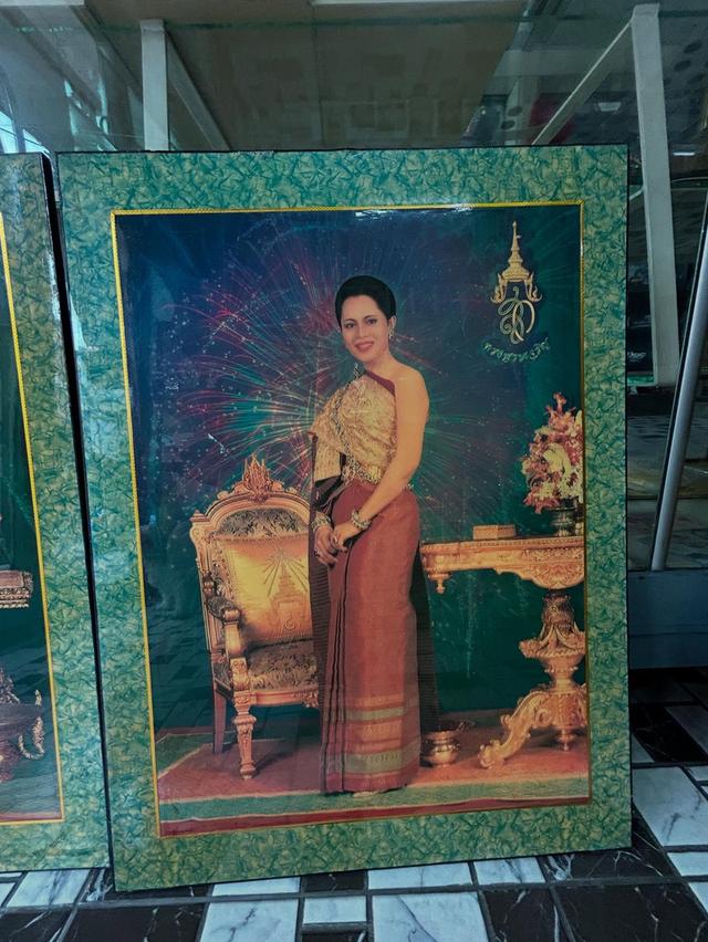 ชุด 2 ภาพรัชกาลที่ 9 และ พระราชินี พร้อมกรอบไม้ 5