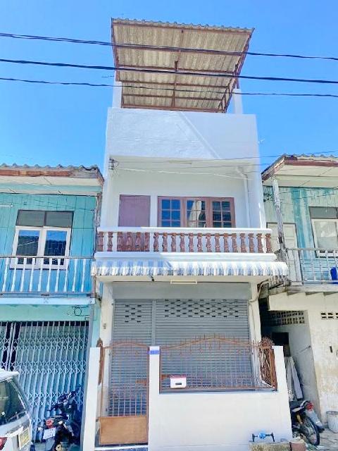 ตลาดถนนคนเดิน 1 กม. เกาะลอย โรบินสัน ศรีราชา 1 กม.ให้เช่าบ้านทาวน์โฮม 3 ชั้น พร้อมดาดฟ้า 19ตร.วา. 219ตร.ม