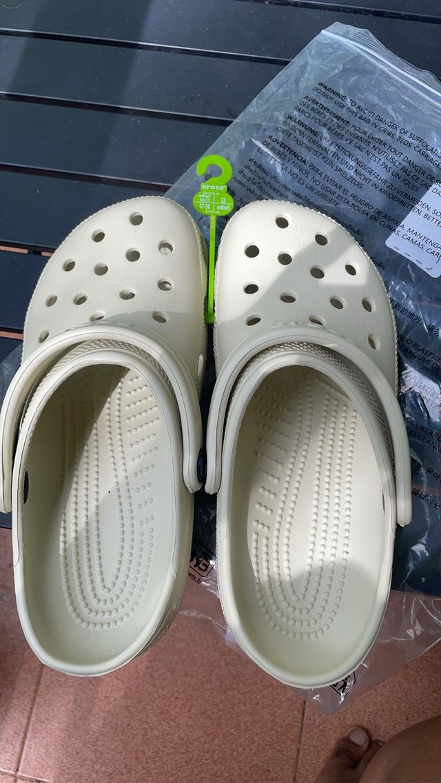 รองเท้า crocs มือ1 สีครีม 37-38