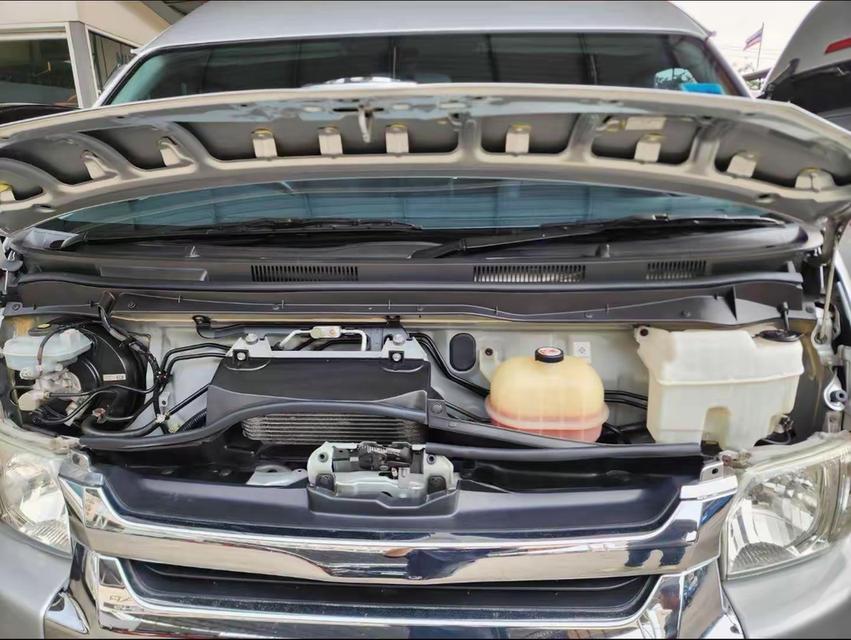 TOYOTA COMMUTER 3.0 AT DIESEL 2018 16