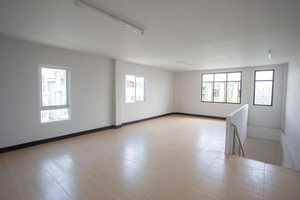 อาคารพาณิชย์ 3 ชั้น ใจกลางเมืองนครสวรรค์บนถนนโกสีย์ 2 ห้องนอน 2 ห้องน้ำ 5