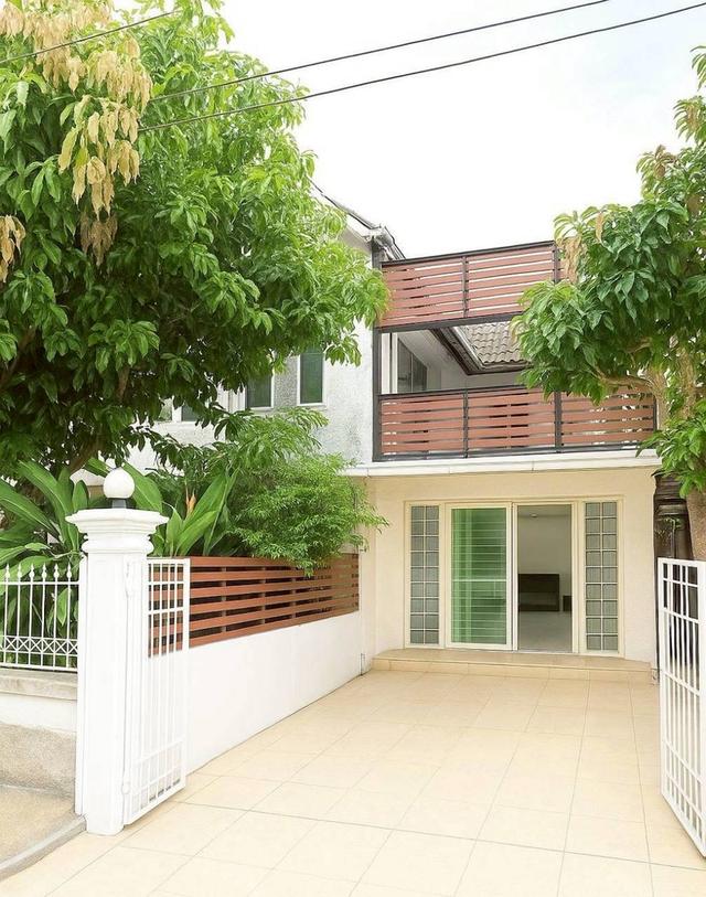 ขายบ้านเดี่ยวสัมมากร 58 ตรว. อยู่เอง 1 โซน อีกโซนปล่อยเช่าได้ 12,500 บต่อเดือน ใกล้ MRT รามคำแหง 1