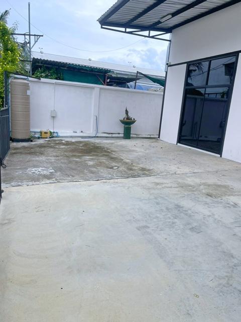 โรบินสัน ศรีสมาน 900ม.ไทวัสดุ ศรีสมาน 2.2 กม. ให้เช่าโกดัง พร้อมออฟฟิศ 250 ตร.ม. 70 ตร.วา. 1 นอน 1 ออฟฟิศ 3 น้ำ 8