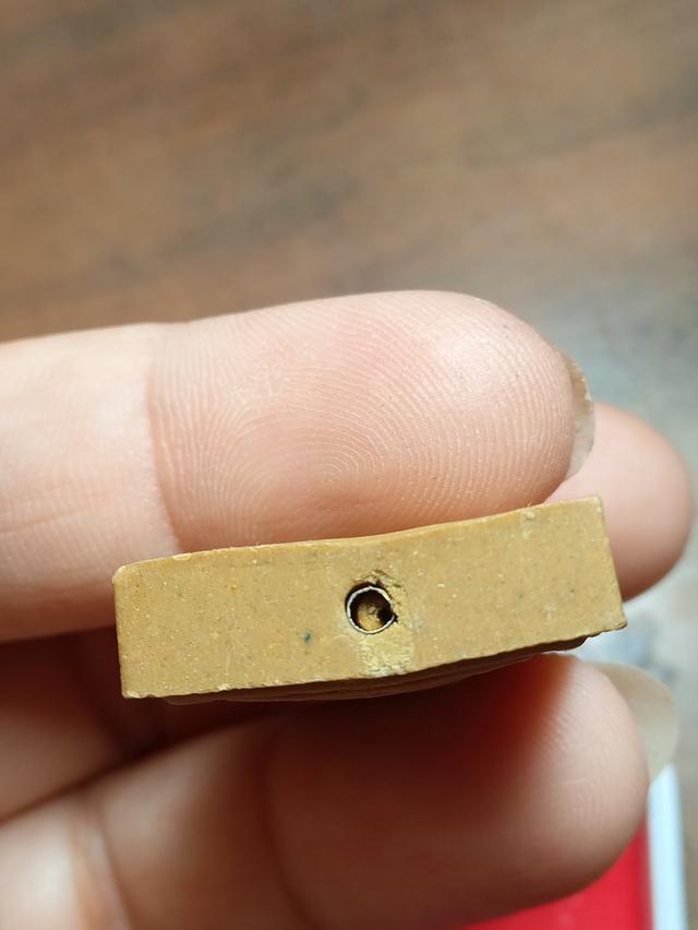 หลวงปู่โต๊ะเนื้อผงมีตะกรุดฝัง 3