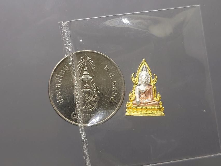 พระพุทธชินราช ลอยองค์ เนื้อเงิน ชุบสามกษัตริย์ (พิมพ์จิ๋ว) กรมตำรวจรุ่นแรก รุ่น “ประวัติศาสตร์” ปี2562 พร้อมกล่องเดิม 5