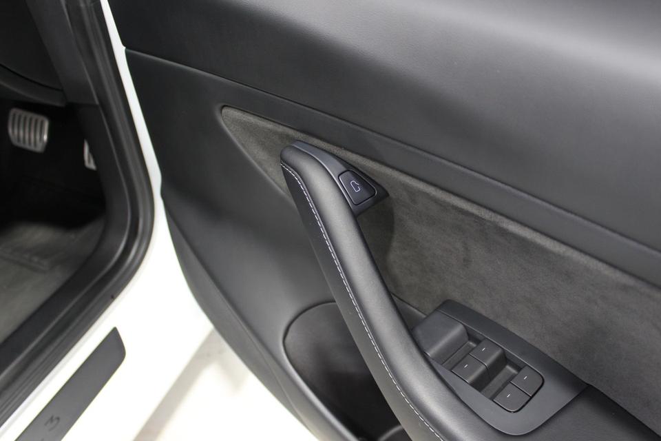 รหัสรถ JRS777 Tesla Model3 Performance  ปี 22 14