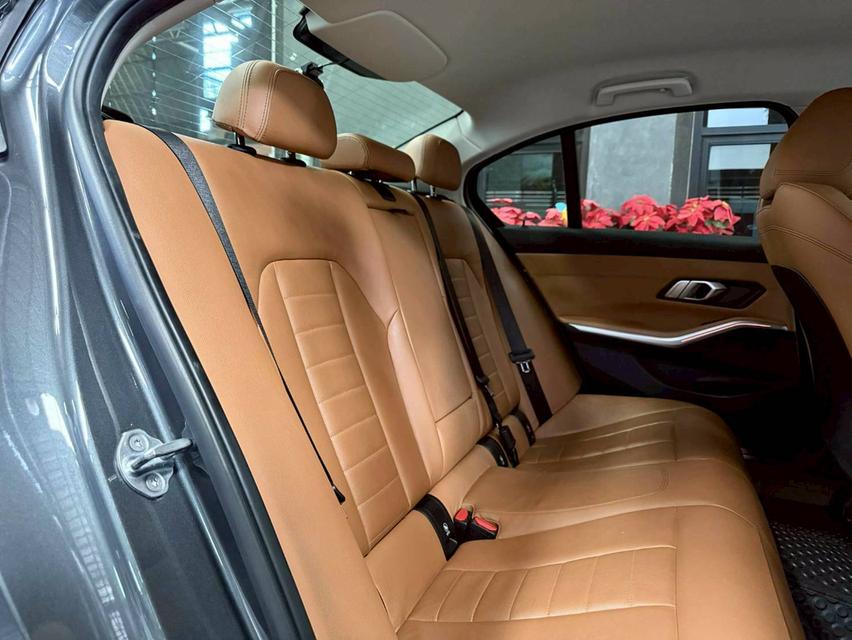 BMW 320d Limousine RHD ปี 2018 จด 2020 15