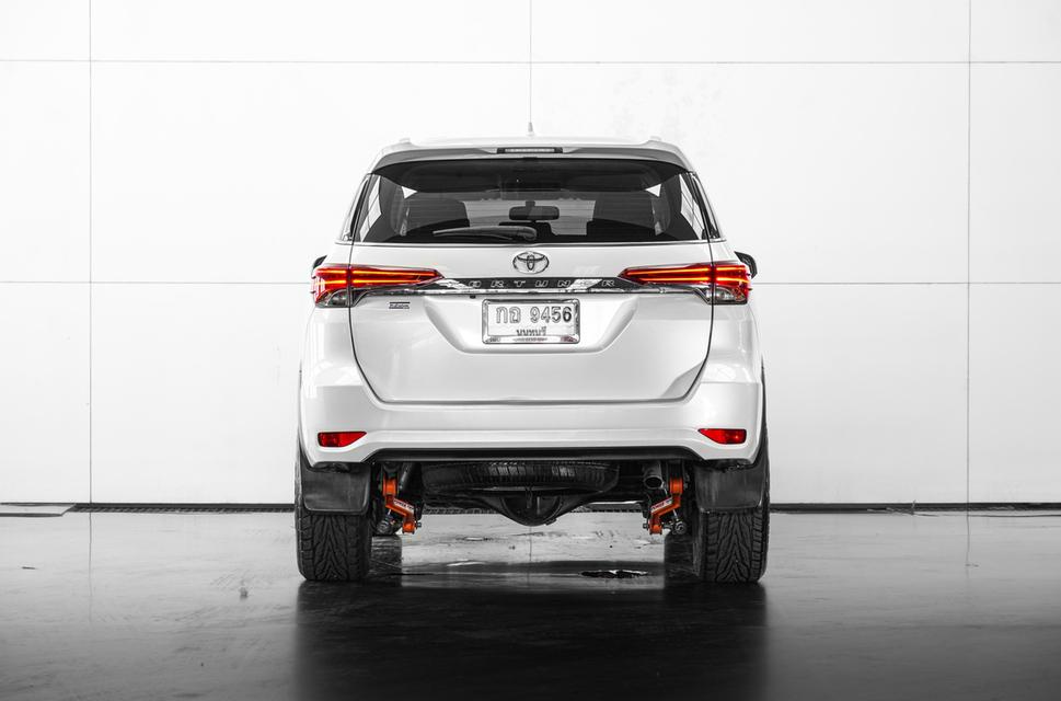 2017 TOYOTA FORTUNER 2.4 V 4WD SUV สีขาว ไมล์ 184315 กม. 9